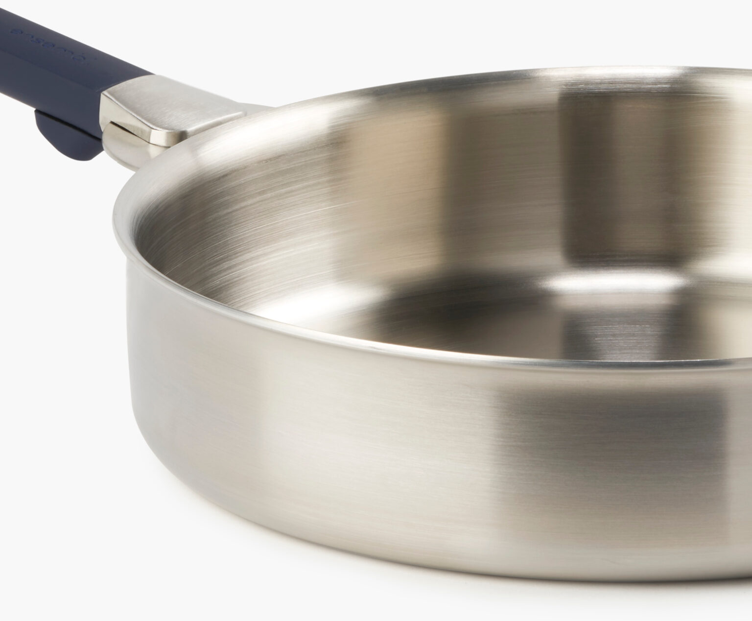 Stainless steel cookware rivet-free interior