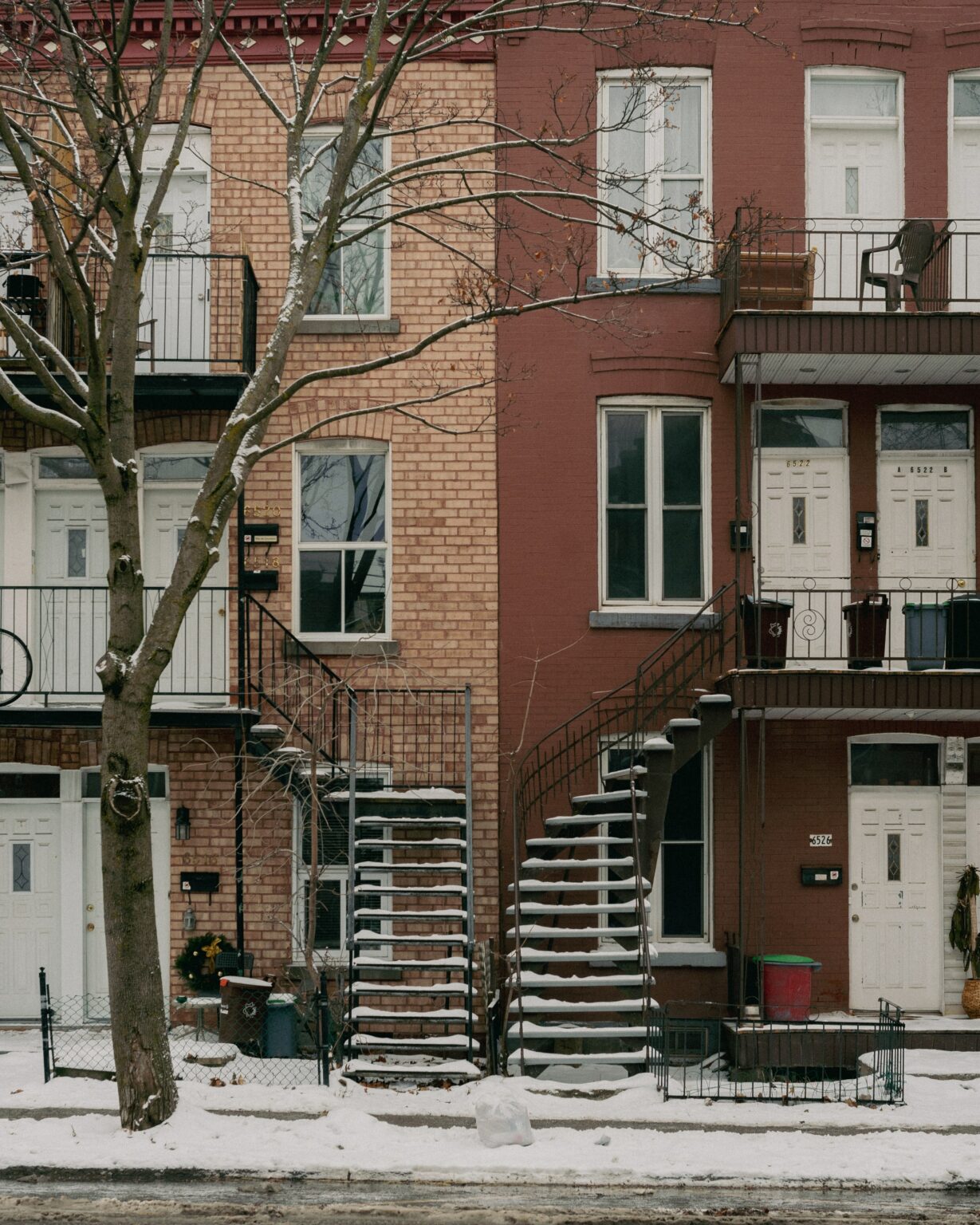 Space-optimized staircase with snow in Montreal